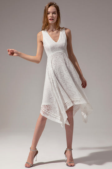 Vestido assimétrico em renda branca com decote em v